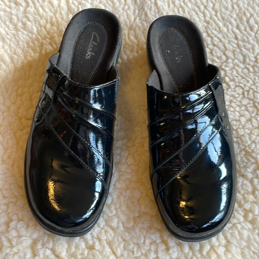 Clark’s Women’s Black Patent Leather Slides. Very Good Condition. Size 8M.